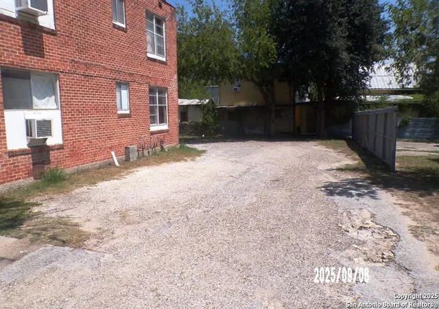 4th image of 704 N Washington, Beeville, TX 78102 | MLS# 1920938