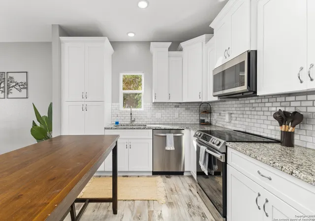 Photo 2 of Single family home for sale at 246 Wild Oak Dr, Canyon Lake, TX 78133 | MLS# 1921003 | Listing updated on 2026-06-08