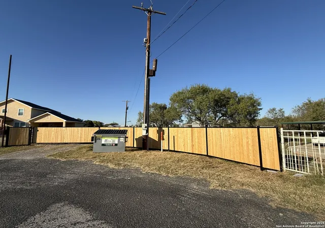 Photo 2 of Manufactured home for sale at 10704 Palo, Atascosa, TX 78002 | MLS# 1921064 | Listing updated on 2025-11-17