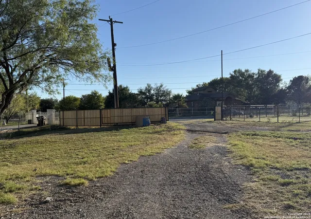 Photo 3 of Manufactured home for sale at 10704 Palo, Atascosa, TX 78002 | MLS# 1921064 | Listing updated on 2025-11-17