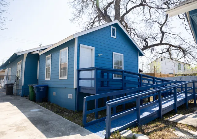 Photo 2 of Sale Pending at 2521 E Houston St 1, San Antonio, TX 78202 | MLS# 1921092 | Listing updated on 2026-01-28