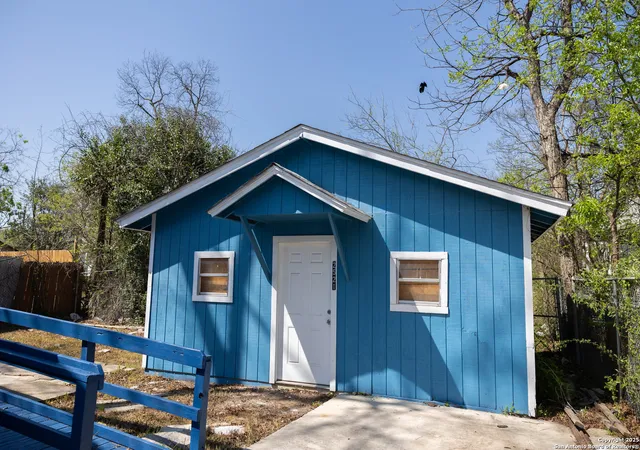 Photo 3 of Sale Pending at 2521 E Houston St 1, San Antonio, TX 78202 | MLS# 1921092 | Listing updated on 2026-01-28