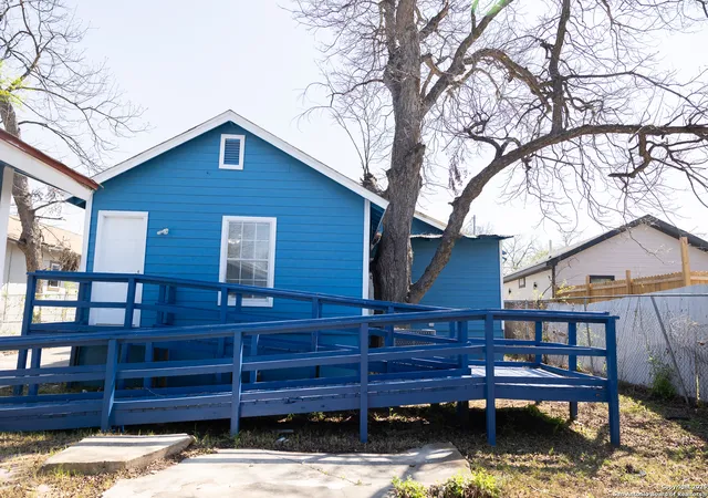 Photo 3 of Sale Pending at 2521 E Houston St 1, San Antonio, TX 78202 | MLS# 1921092 | Listing updated on 2026-01-28