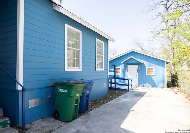 Photo 4 of Sale Pending at 2521 E Houston St 1, San Antonio, TX 78202 | MLS# 1921092 | Listing updated on 2026-01-28
