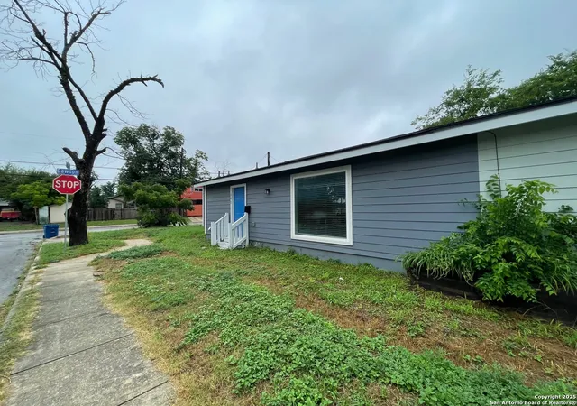 Photo 3 of Sale Pending at 103 Saint Martin, San Antonio, TX 78202 | MLS# 1921099 | Listing updated on 2025-11-27