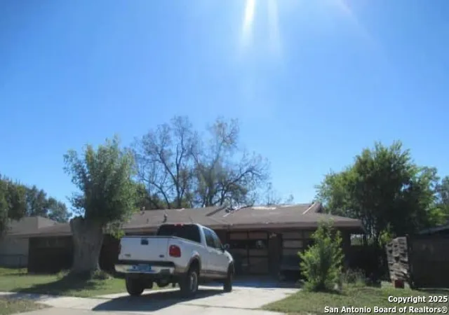 Photo 2 of Sale Pending at 122 Clubhill Dr, San Antonio, TX 78228 | MLS# 1921215 | Listing updated on 2026-01-14