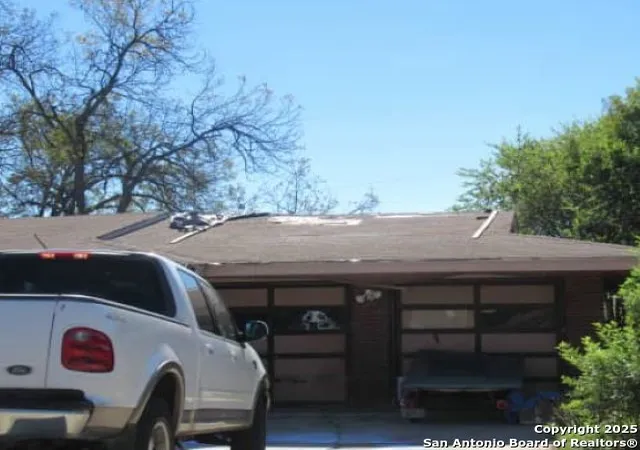 Photo 3 of Sale Pending at 122 Clubhill Dr, San Antonio, TX 78228 | MLS# 1921215 | Listing updated on 2026-01-14