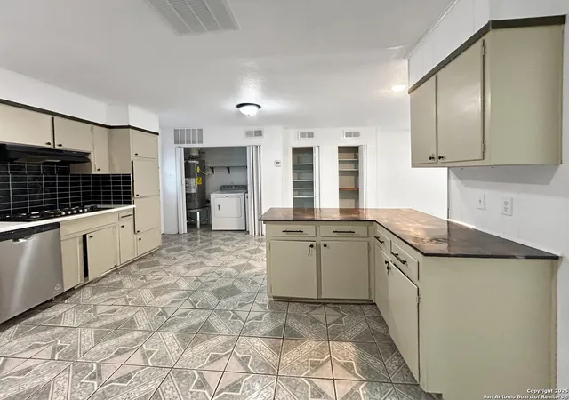 Photo 4 of Sale Pending at 546 Creath, San Antonio, TX 78221 | MLS# 1921298 | Listing updated on 2026-05-01