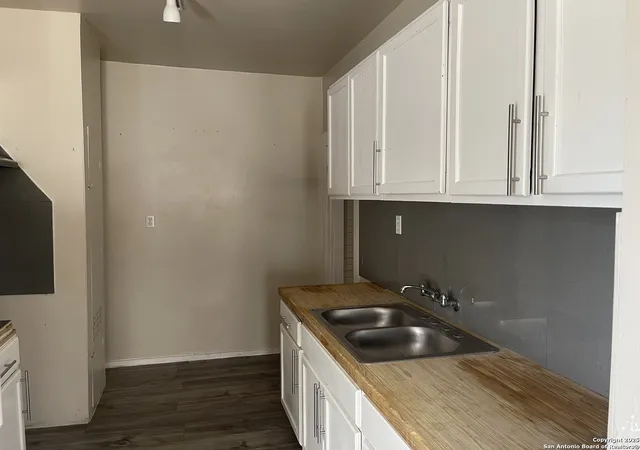 Photo 3 of Multi family home for sale at 1101-1103 Bailey Ave, San Antonio, TX 78210 | MLS# 1921508 | Listing updated on 2025-11-18
