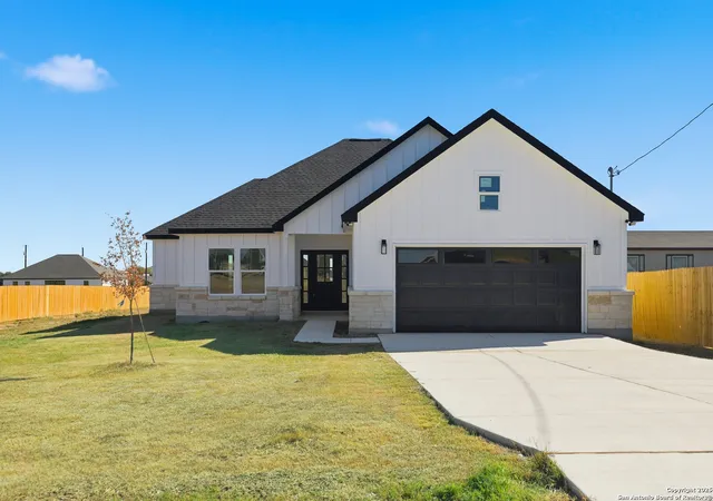 Photo 2 of Sale Pending at 17114 Laguna Seca, Atascosa, TX 78002 | MLS# 1921607 | Listing updated on 2026-04-07