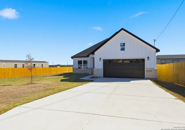 Photo 3 of Sale Pending at 17114 Laguna Seca, Atascosa, TX 78002 | MLS# 1921607 | Listing updated on 2026-04-07