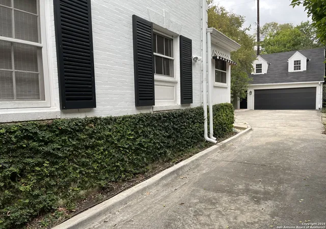 Photo 4 of Sale Pending at 118 Hollywood, San Antonio, TX 78212 | MLS# 1921732 | Listing updated on 2025-12-04