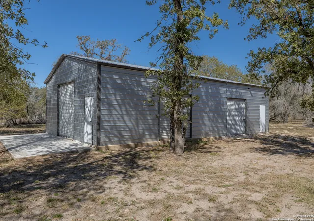 Photo 4 of Single family home for sale at 355 Shannon Ridge Dr, Floresville, TX 78114 | MLS# 1921749 | Listing updated on 2025-12-30