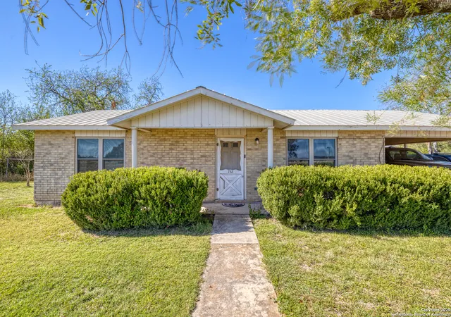 4th image of 733 N Camp, Uvalde, TX 78801 | MLS# 1921788