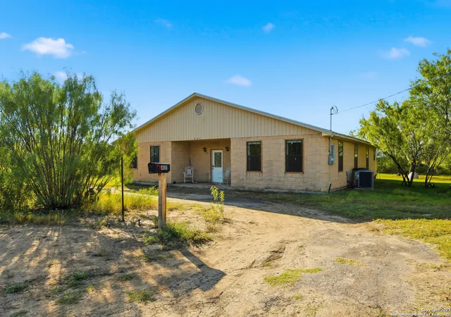 Photo 3 of Single family home for sale at 411 W Daniel, Uvalde, TX 78801 | MLS# 1921926 | Listing updated on 2025-11-21