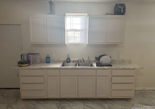 5th image of 401 W Daniel, Uvalde, TX 78801 | MLS# 1921991