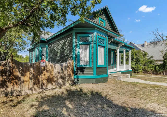 2nd image of 1123 W French Pl, San Antonio, TX 78201 | MLS# 1922176
