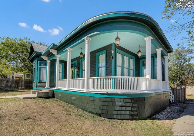 Photo 3 of Sale Pending at 1123 W French Pl, San Antonio, TX 78201 | MLS# 1922176 | Listing updated on 2026-01-20