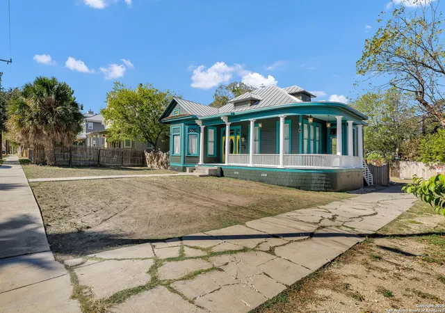 Photo 3 of Sale Pending at 1123 W French Pl, San Antonio, TX 78201 | MLS# 1922176 | Listing updated on 2026-01-20