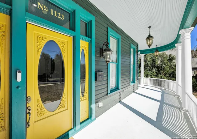 Photo 4 of Sale Pending at 1123 W French Pl, San Antonio, TX 78201 | MLS# 1922176 | Listing updated on 2026-01-20
