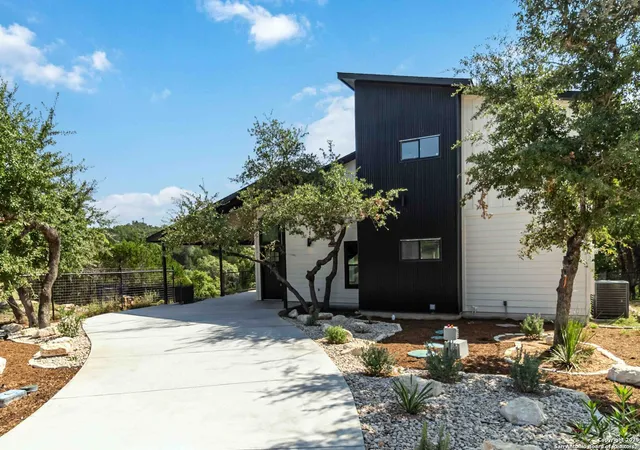 Photo 2 of Sale Pending at 2024 Ronda, Canyon Lake, TX 78133 | MLS# 1922256 | Listing updated on 2026-01-10