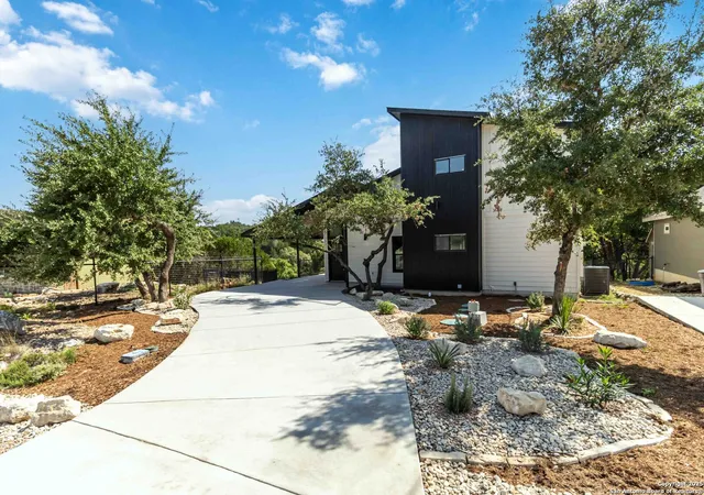 Photo 4 of Sale Pending at 2024 Ronda, Canyon Lake, TX 78133 | MLS# 1922256 | Listing updated on 2026-01-10