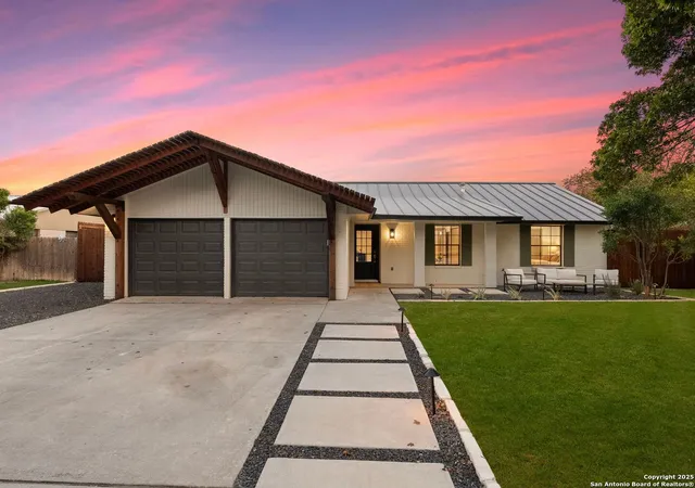 Photo 1 of Single family home for sale at 14 Country Club Circle, New Braunfels, TX 78130 | MLS# 1922440 | Listing updated on 2026-01-26