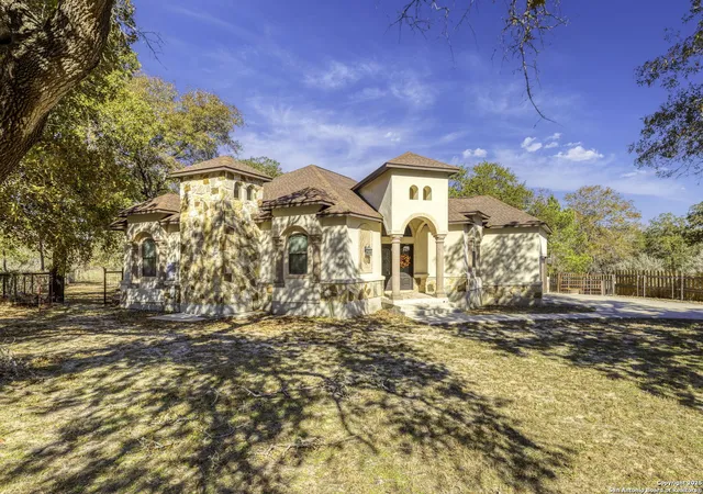 Photo 4 of Sale Pending at 105 Saddle Up Cir, La Vernia, TX 78121 | MLS# 1922498 | Listing updated on 2026-01-22