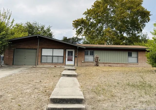 Photo 2 of Sale Pending at 107 Crestline, San Antonio, TX 78201 | MLS# 1922510 | Listing updated on 2025-12-20