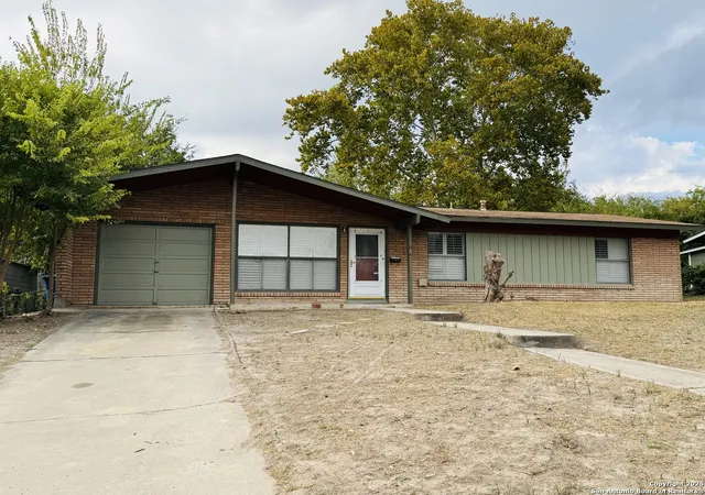 Photo 3 of Sale Pending at 107 Crestline, San Antonio, TX 78201 | MLS# 1922510 | Listing updated on 2025-12-20