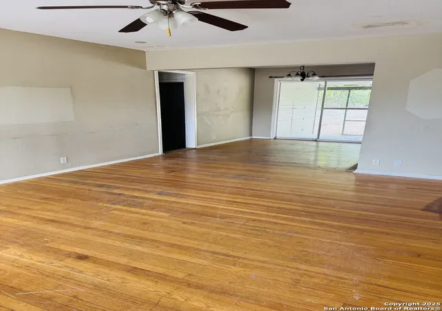 Photo 3 of Sale Pending at 107 Crestline, San Antonio, TX 78201 | MLS# 1922510 | Listing updated on 2025-12-20