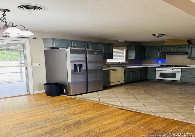 Photo 4 of Sale Pending at 107 Crestline, San Antonio, TX 78201 | MLS# 1922510 | Listing updated on 2025-12-20