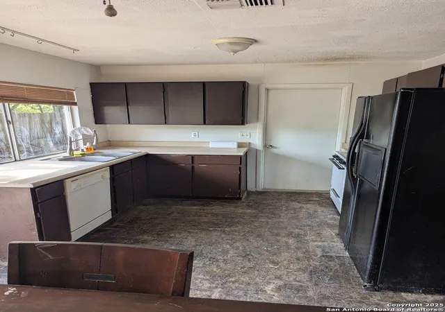 Photo 3 of Sale Pending at 7146 Glen Grv, San Antonio, TX 78239 | MLS# 1922848 | Listing updated on 2025-11-20