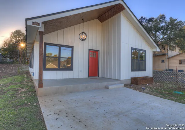 Photo 3 of Single family home for sale at 1127 Greenhill, Canyon Lake, TX 78133 | MLS# 1922896 | Listing updated on 2026-02-15