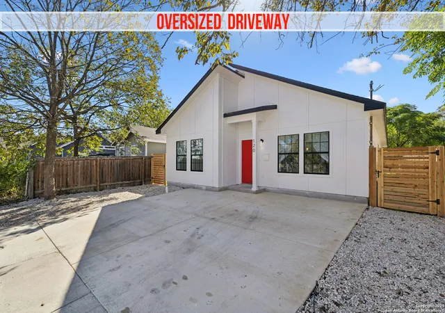 Photo 3 of Single family home for sale at 120 Canadian St, San Antonio, TX 78202 | MLS# 1922903 | Listing updated on 2025-11-25