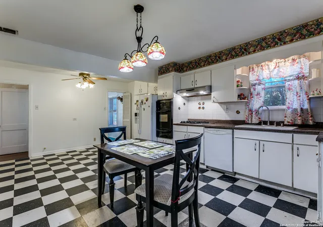 4th image of 2643 W Craig Pl, San Antonio, TX 78228 | MLS# 1923024