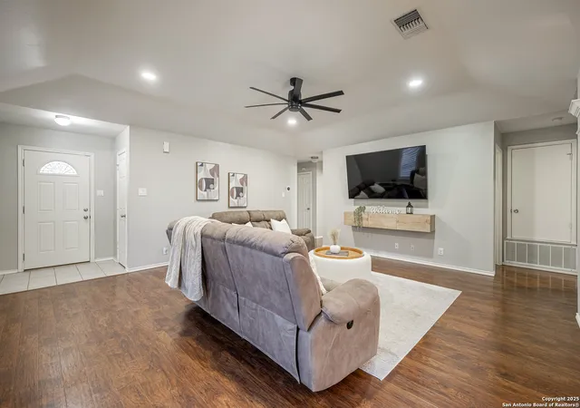 Photo 4 of Sale Pending at 5115 Spring Brg, San Antonio, TX 78247 | MLS# 1923181 | Listing updated on 2026-01-22