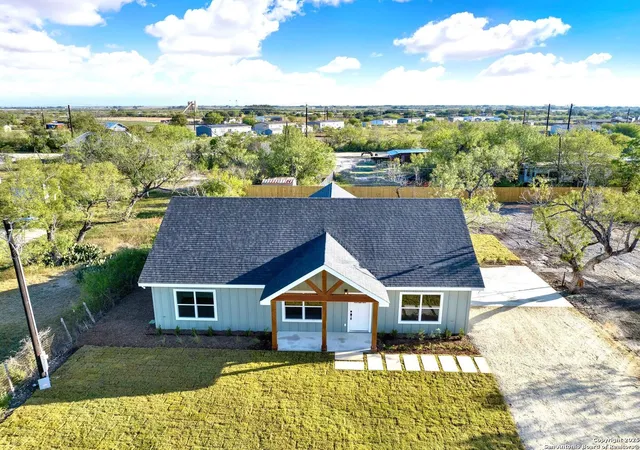 Photo 2 of Single family home for sale at 125 County Road 4616, Hondo, TX 78861 | MLS# 1923275 | Listing updated on 2026-01-27