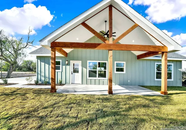 Photo 3 of Single family home for sale at 125 County Road 4616, Hondo, TX 78861 | MLS# 1923275 | Listing updated on 2026-01-27