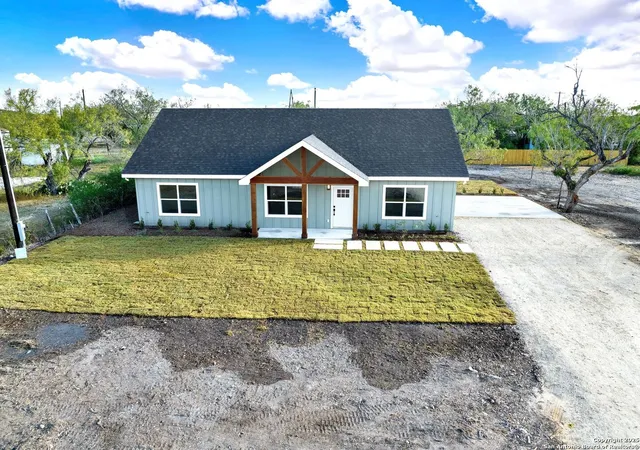 Photo 3 of Single family home for sale at 125 County Road 4616, Hondo, TX 78861 | MLS# 1923275 | Listing updated on 2026-01-27