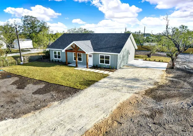 Photo 4 of Single family home for sale at 125 County Road 4616, Hondo, TX 78861 | MLS# 1923275 | Listing updated on 2026-01-27