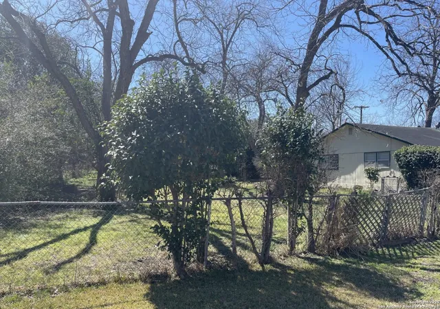 Photo 3 of Single family home for sale at 220 S Live Oak, New Braunfels, TX 78130 | MLS# 1923369 | Listing updated on 2025-12-15