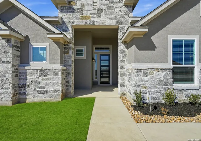 Photo 3 of Sale Pending at 811 Niebla Crk, San Antonio, TX 78263 | MLS# 1923763 | Listing updated on 2026-03-30
