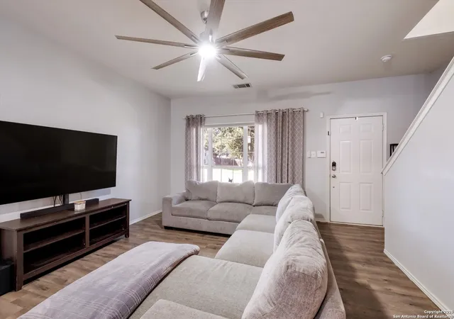 Photo 4 of Sale Pending at 9410 De Leon Dr, San Antonio, TX 78250 | MLS# 1923880 | Listing updated on 2026-01-21