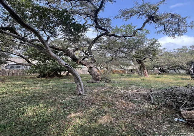 Photo 3 of Sale Pending at 4114 Sandstone Dr, San Antonio, TX 78230 | MLS# 1923956 | Listing updated on 2026-02-09