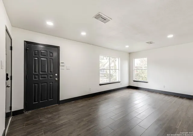 Photo 3 of Sale Pending at 8626 Vantage, San Antonio, TX 78251 | MLS# 1924011 | Listing updated on 2025-12-29