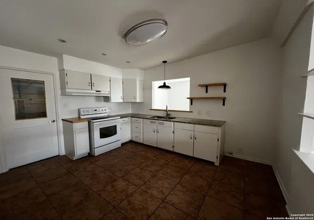 Photo 3 of Sale Pending at 507 Gilbert, San Antonio, TX 78213 | MLS# 1924111 | Listing updated on 2026-01-22