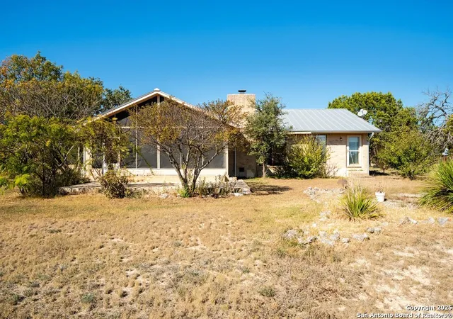 Photo 4 of Sale Pending at 200 Roundabout Ln, Kerrville, TX 78028 | MLS# 1924112 | Listing updated on 2026-01-14