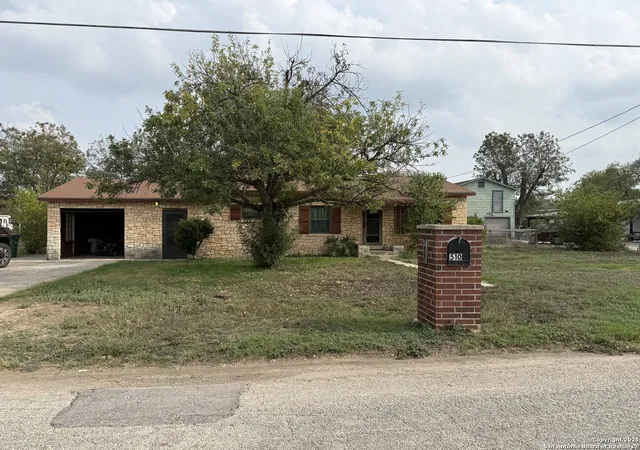 Photo 2 of Sale Pending at 510 Bonair Dr, San Antonio, TX 78222 | MLS# 1924178 | Listing updated on 2026-01-10