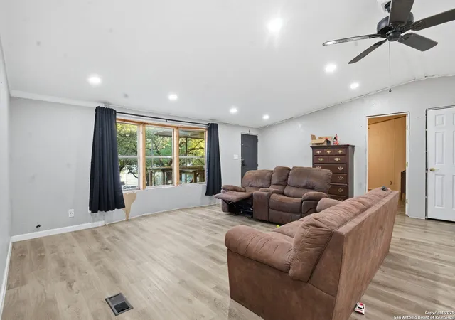 Photo 4 of Manufactured home for sale at 185 Canyon Bend, Canyon Lake, TX 78133 | MLS# 1924287 | Listing updated on 2026-03-15